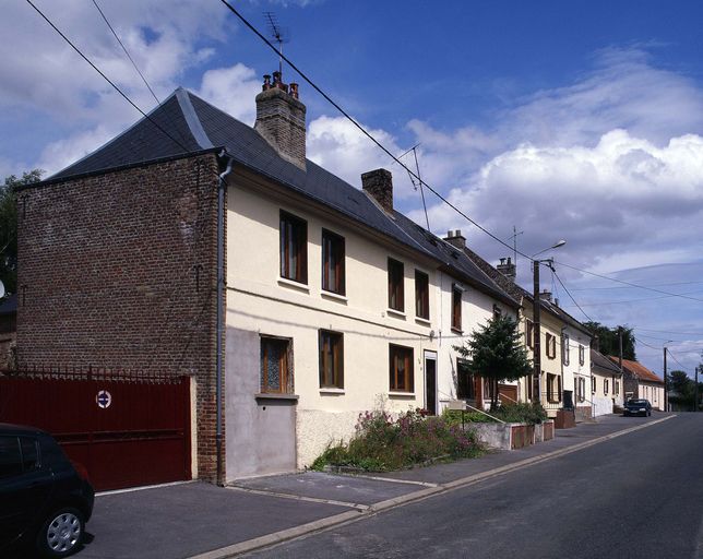 Alignement de maisons, 115-157 rue de la Ville, dont certaines étaient habitées par des tisserands au milieu du 19e siècle.