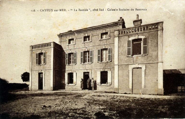 Ancienne maison de villégiature, dite La Bastide ou La Bastille, devenue colonie de vacances de Beauvais et de la région (actuellement centre d'aide par le travail)