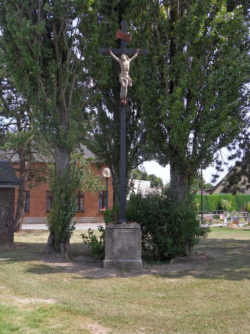 Croix monumentale à Sains-en-Amiénois