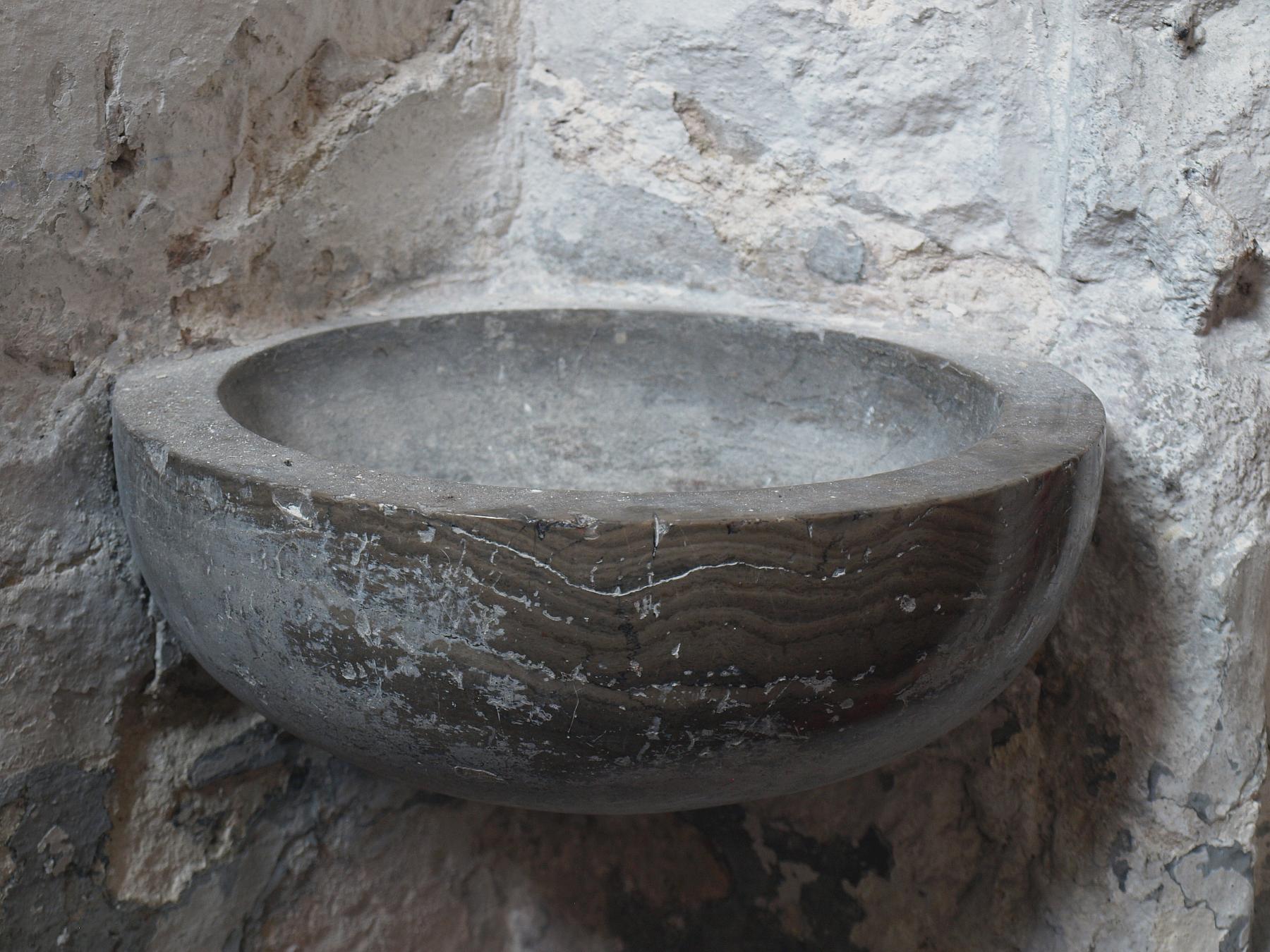 Bénitier du vestibule de la sacristie