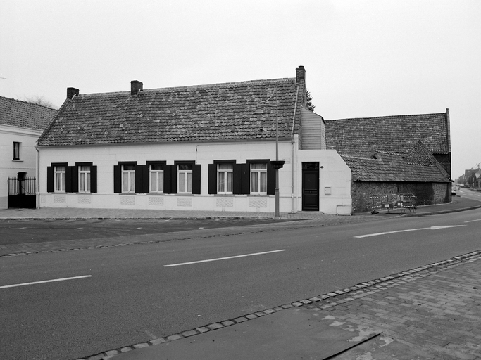 Ancienne ferme à cour fermée