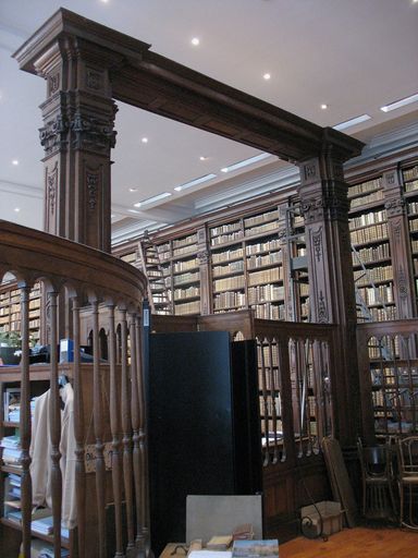 Etagère-bibliothèque et lambris de revêtement