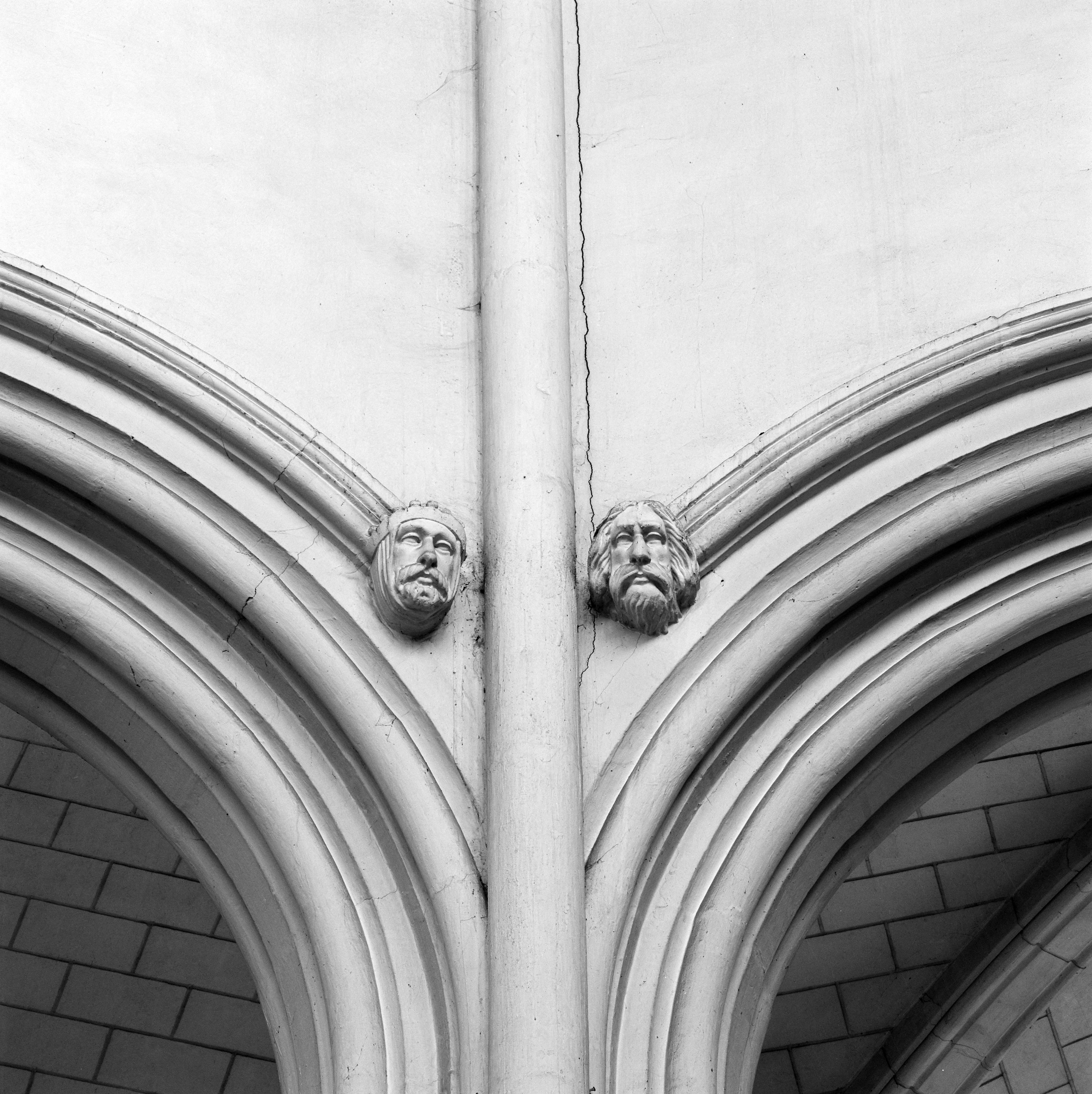 Dix-huit hauts-reliefs : têtes