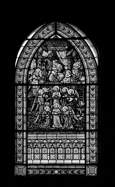 Verrière : Vierge à l'Enfant entourée d'anges musiciens (baie 8)