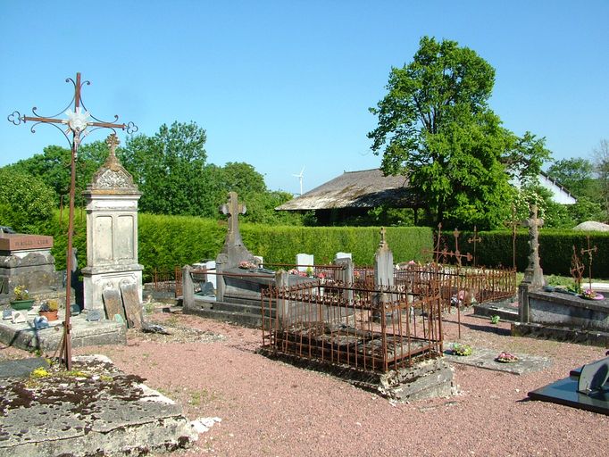 Église paroissiale de la Nativité de la Sainte-Vierge et cimetière de Surcamps