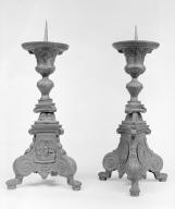 Deux chandeliers d'autel