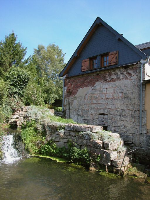 Ancien moulin à blé, dit Moulin d'Héricourt, puis Ringot, puis Bressand, devenu usine de polissage de verres optiques Potin