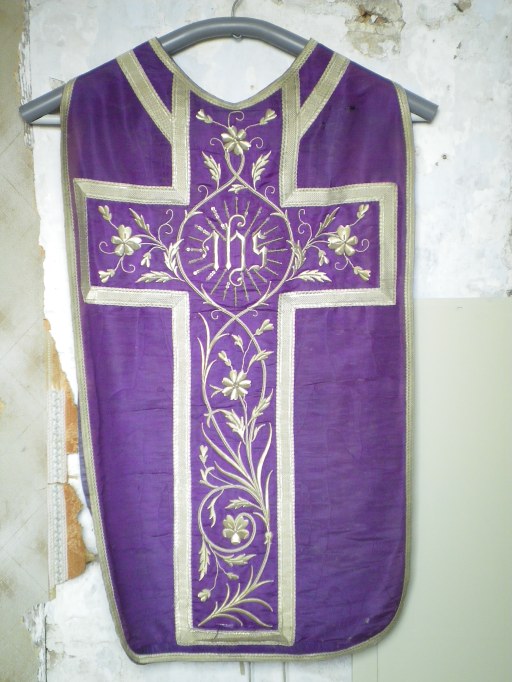 Ensemble : chasuble, deux étoles, deux manipules, voile de calice, bourse de corporal (ornement violet)