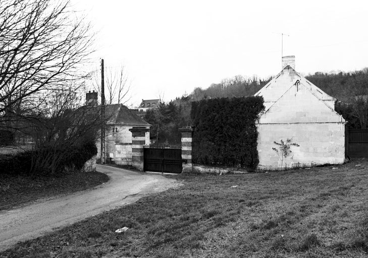 Ancien moulin à farine, dit Moulin Flobert, devenu sucrerie de betteraves Bride, puis Larangot Frères et Cie, puis SA Sucrière de Berneuil-sur-Aisne