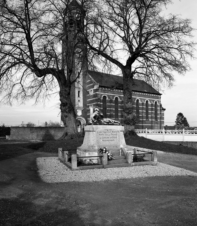 Monument aux Morts de la Guerre de 1914-1918 et de la Guerre de 1939-1945 à Oisy