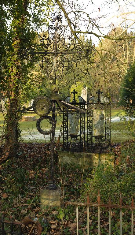 Les enclos funéraires du cimetière de la Madeleine