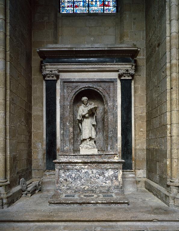 Ensemble des deux autels secondaires Saint-Gervais et Saint-Protais (degrés d'autel, autels tombeaux, gradins d'autel, retables architecturés à niche)