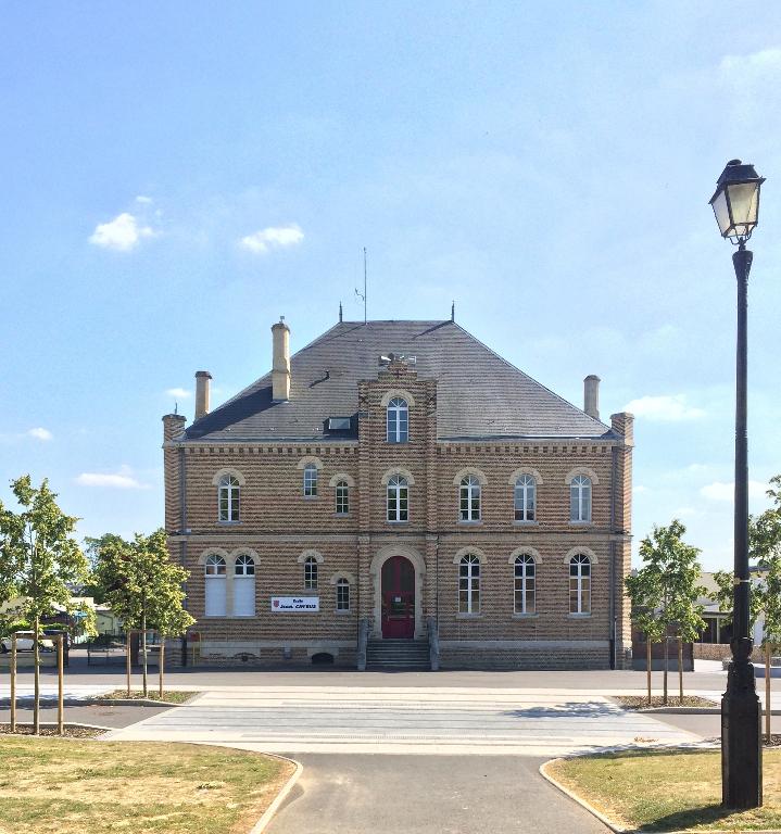 Ancienne maison de campagne du Collège d'Amiens, actuelle mairie et école primaire de Rivery