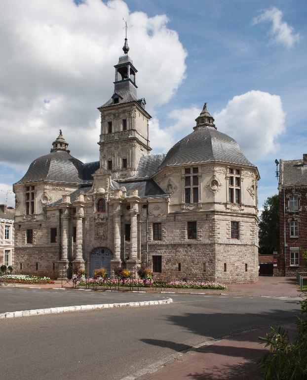 Ancienne porterie de l'abbaye Saint-Amand, devenu échevinage, puis maison commune et bibliothèque, actuellement annexe de la mairie