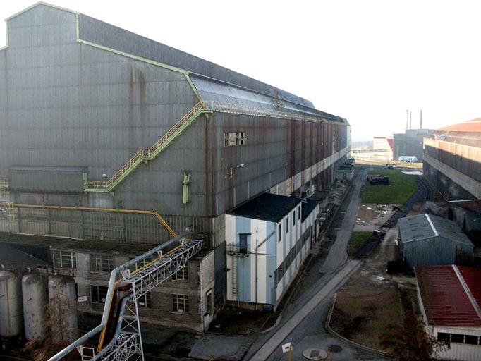 Ancien moulin à blé Daden, puis usine de papeterie, puis usine métallurgique dite Forges et Fonderie de Montataire, puis Usinor, puis Sollac, puis Arcelor, puis Arcelor-Mittal-Montataire