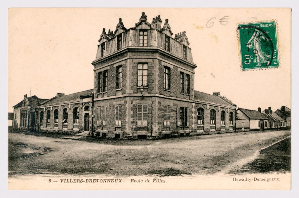 Poste de Villers-Bretonneux (ancienne école primaire de filles) et siège du Secours catholique