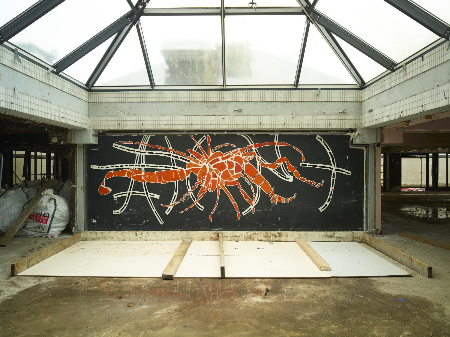 L'œuvre murale Le Homard d'Arthur Van Hecke (1924-2003), après le début des travaux.