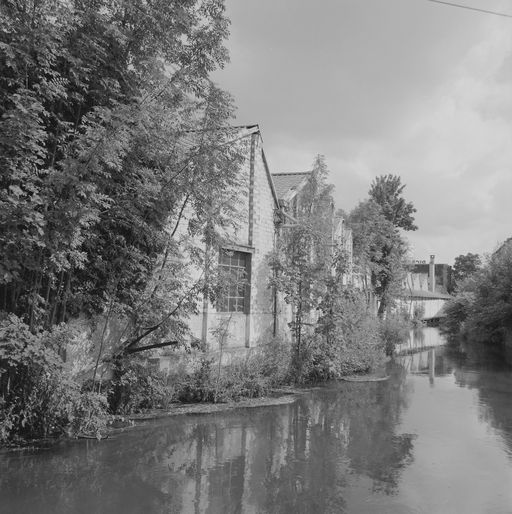 Anciens moulins, devenus filature de laine des Cours, puis David et Huot, David et fils, puis laiterie industrielle des Fermiers Réunis