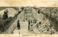 Carriers posant devant un bloc extrait de la carrière de Laigneville, sans date (AD Oise ; 4FI06407).