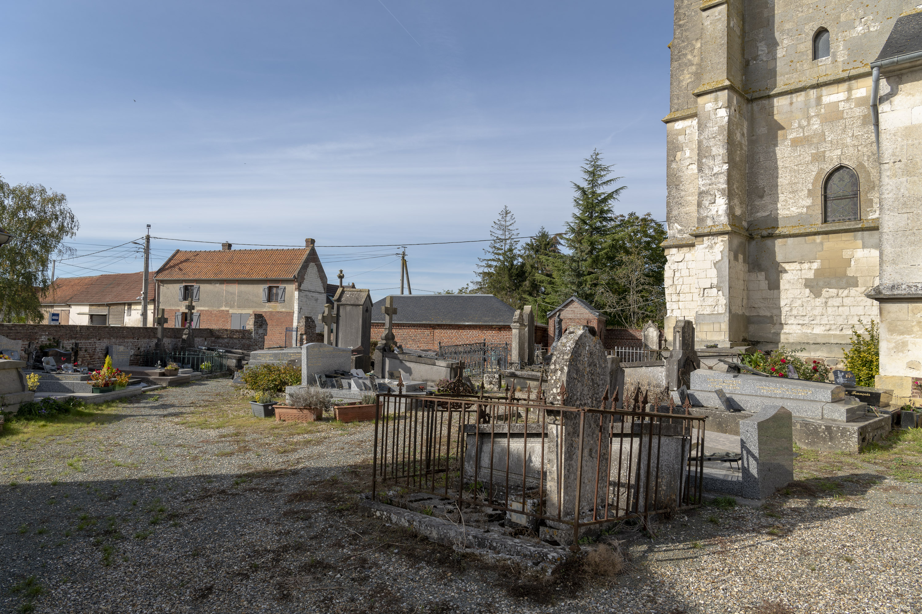 Ancien cimetière paroissial puis communal de Broyes