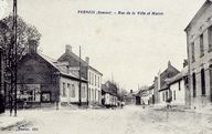 Rue de la Ville avec la mairie-école à gauche, avant 1914 (coll. part.).
