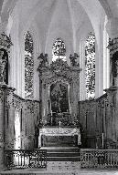 Ensemble de l'ameublement du sanctuaire (lambris de demi-revêtement, trois degrés d'autel, autel, deux gradins d'autel, tabernacle, retable)