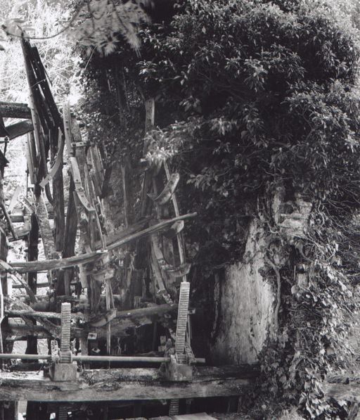 Ancien moulin à farine de Bonnières, puis usine de roulements Burnouf, puis Renard, puis scierie Vandeputte, devenu maison