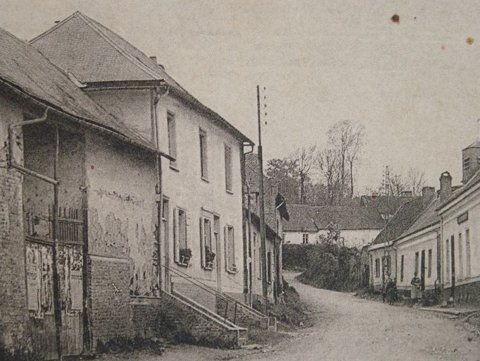 Ancien débit de boissons, devenu maison de tisserand, puis école primaire de garçons et mairie, puis école primaire de filles de Pernois