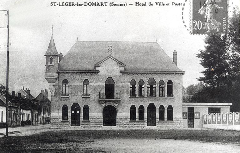 Ancienne école primaire de garçons et mairie de Saint-Léger-lès-Domart, devenue mairie et poste, puis mairie, poste et dispensaire, actuellement mairie
