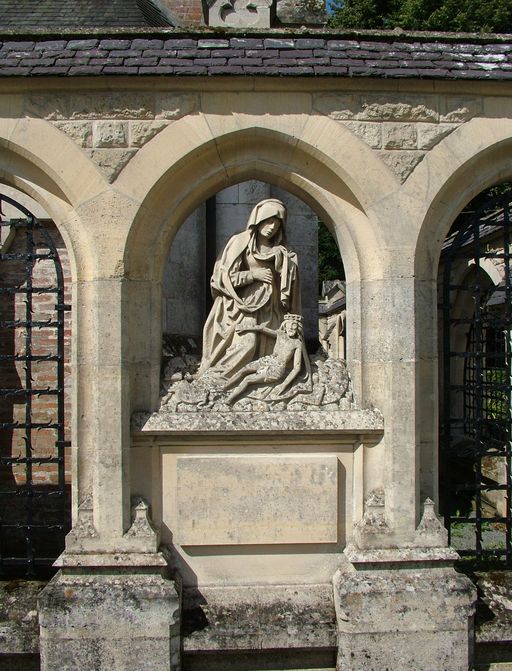 Le décor sculpté de la clôture de l'enclos funéraire de la famille de Berny : Calvaire, la Vierge de Pitié