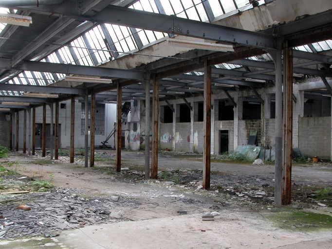 Ancienne usine de Remicourt (tissage de guipure), puis Décaudin et Béguin, puis de la Cotonnière de Saint-Quentin, puis usine de confection