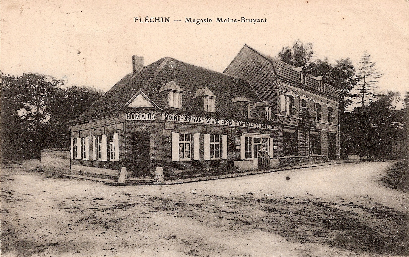 Ancien commerce Moine-Bruyant, puis étude notariale, devenu maison