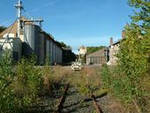 Canaples. Les bâtiments de stockage du Réveil agricole de Picardie de part et d'autre de la voie ferrée.
