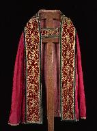 Ensemble de l'ornement rouge de l'église Saint-Étienne (trois chapes, une chasuble et une paire de dalmatiques)