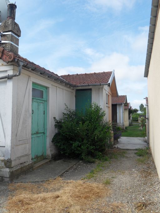 Dépendances des logements, rue Docteur-Jean-Martin prolongée (rive nord), dits cité des Italiens.
