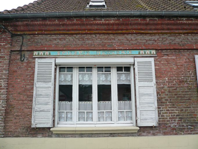 Ancienne ferme et épicerie-mercerie-café, ancien relais-auberge, de Favières, dit café Magdeleine