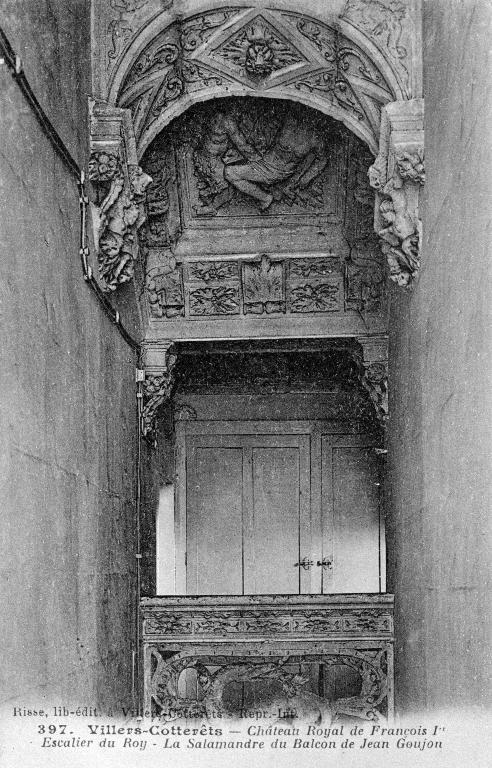 Décor du petit escalier du logis (voûte, quatre arcs, vingt-huit consoles d'architecture, garde-corps)