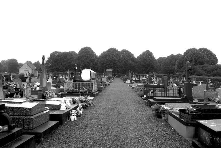 Vue de l'allée principale du cimmetière communal, d'ouest en est.