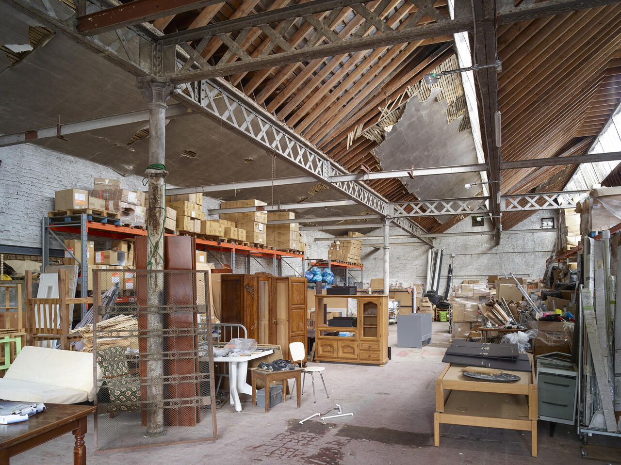 Filature et tissage de laine peignée Théophile Legrand, puis Les fils de Théophile Legrand, puis tissage et usine de construction mécanique Adrien Legrand & Cie, actuellement entrepôt industriel de la communauté d'Emmaüs