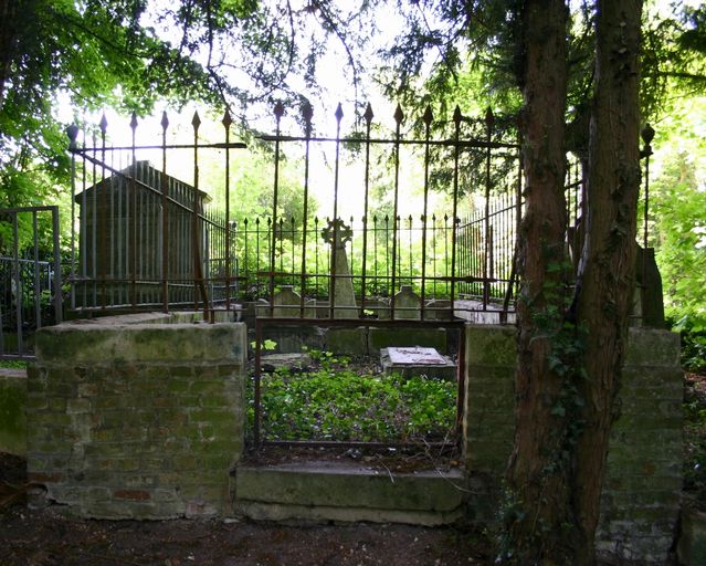 Enclos funéraire Petyst d'Authieulle et Ducrocquet de Guyancourt-Fouache d'Halloy