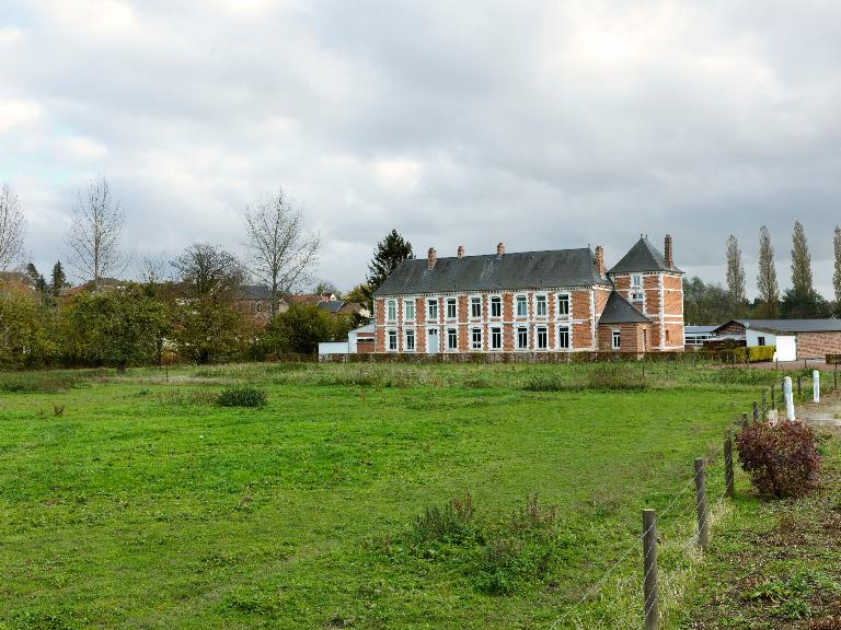 Ancien manoir, dit château, devenu école primaire Jules-Ferry (Groupe B) à  Saint-Léger-lès-Domart, Vue de situation, depuis le nord.  (IVR22_20128001027NUC2A) - Inventaire Général du Patrimoine Culturel