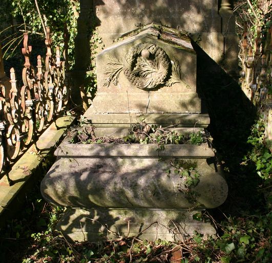 Tombeau de la famille des architectes Paul et Maurice Delefortrie