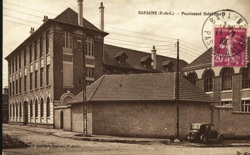 Ancienne caserne appelée pavillon Carré, puis École royale d'artillerie, puis prison, puis hôpital, puis pensionnat de jeunes filles Saint-Pierre, actuellement École Notre-Dame