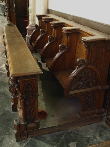 Stalles de confrères et trois statuettes : saint Pierre, les Docteurs de l'Eglise, évêque