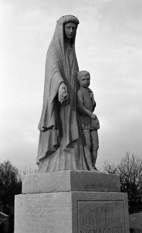 Groupe sculpté (figure colossale) : La Veuve et l'orphelin