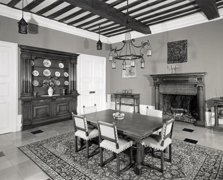 Ensemble du mobilier néo-Renaissance de la salle à manger : cheminée, table à manger, 2 tables de décharge, 1 buffet dressoir de présentation, 12 chaises et 2 fauteuils