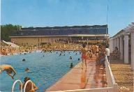 Vue du bassin extérieur de 33 mètres, avec à l'arrière-plan la piscine couverte, carte postale, vers 1980 (coll. part.).