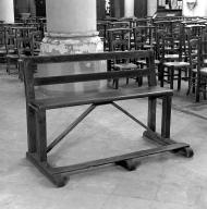 Ensemble de trente-deux bancs de fidèles pour enfants