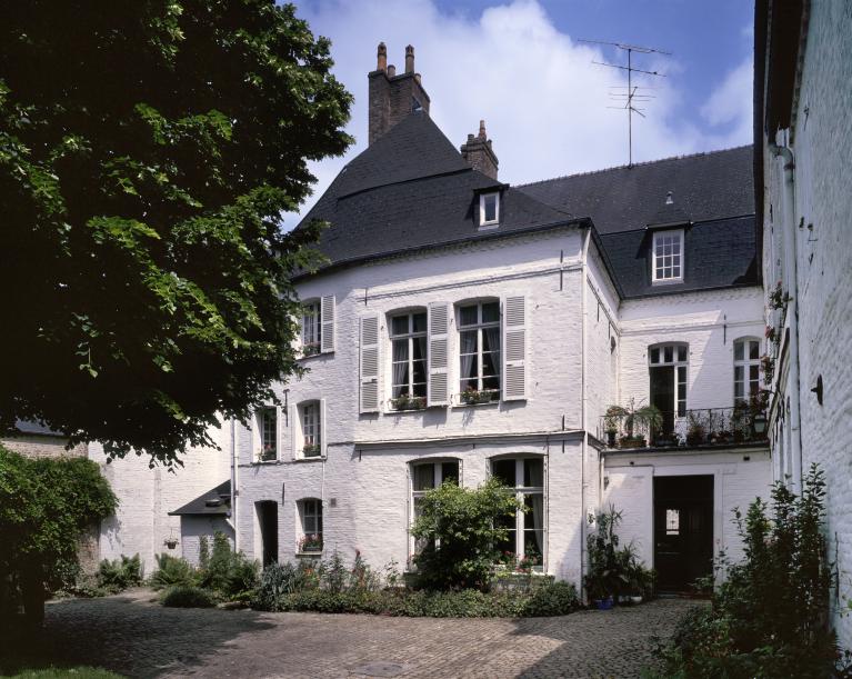 Vue de la façade sur cour du corps de logis principal et de la maison annexe à gauche.