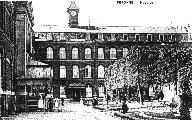 L'Hospice de Péronne. Le bâtiment des malades à gauche et le bâtiment des religieuses, avant 1914, carte postale (Musée Danicourt, Péronne). 